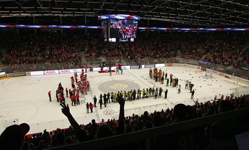 Sedmý - rozhodující - finálový zápas hokejové extraligy. Třinci vítězství uniklo, titul slavil Litvínov.