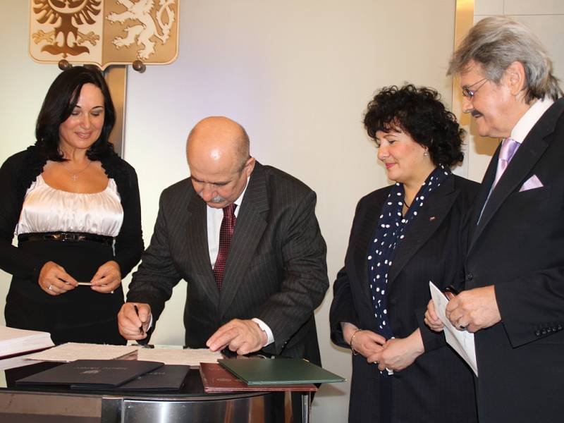 Zájem a vůli zintenzívnit vzájemnou spolupráci a posílit přátelské vztahy mezi městy stvrdili svým podpisem Jacek Krywult (na snímku) a Věra Palkovská.