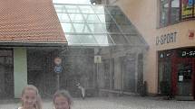 Lidem ve Frýdku-Místku slouží ve vedru k osvěžení chrliče vodní mlhy, radnice je zároveň vyzvala, aby uváděli, kde jim je ve městě nejtepleji, 
