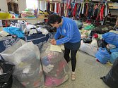 Do tábora ve Vyšních Lhotách každý týden míří několik pytlů s oblečením. 