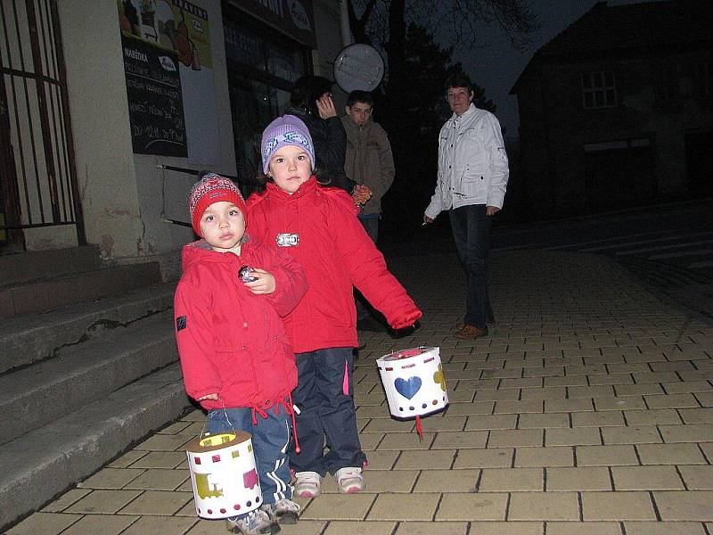 Pátý ročník oblíbeného lampiónového průvodu v Palkovicích zpestřila dechová hudba. Tito účastníci mají 4 a 6 let. 