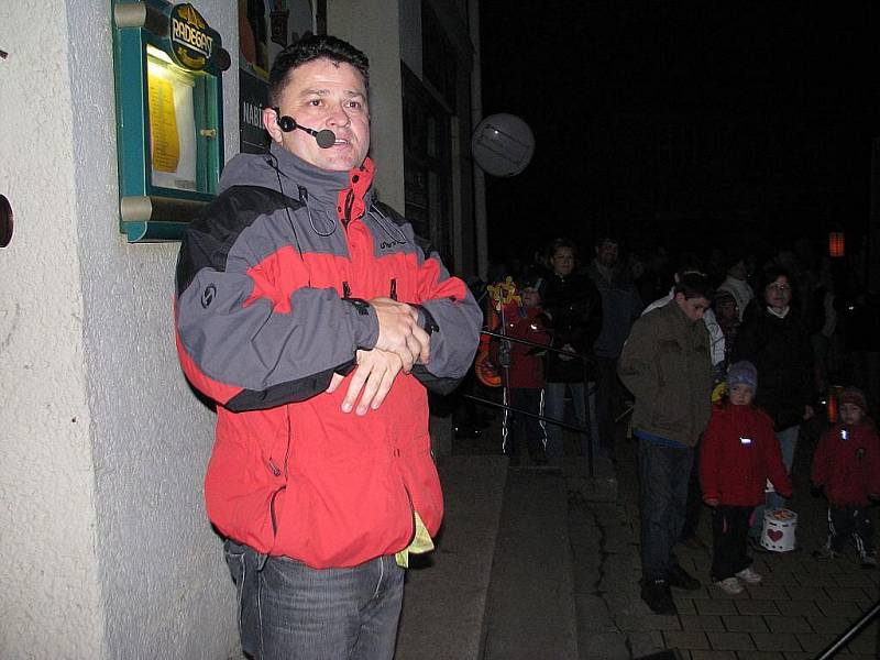 Pátý ročník oblíbeného lampiónového průvodu v Palkovicích zpestřila dechová hudba. Na snímku pořadatel Květoslav „Kid“ Koulák . 