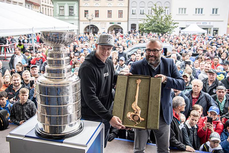 Hokejista týmu Tampa Bay Lightning Ondřej Palát (vlevo)  v rodném Frýdku-Místku ukázal Stanleyův pohár pro vítěze zámořské NHL, 1. září 2021. Primátor Petr Korč hráči věnoval symbolický klíč od města.