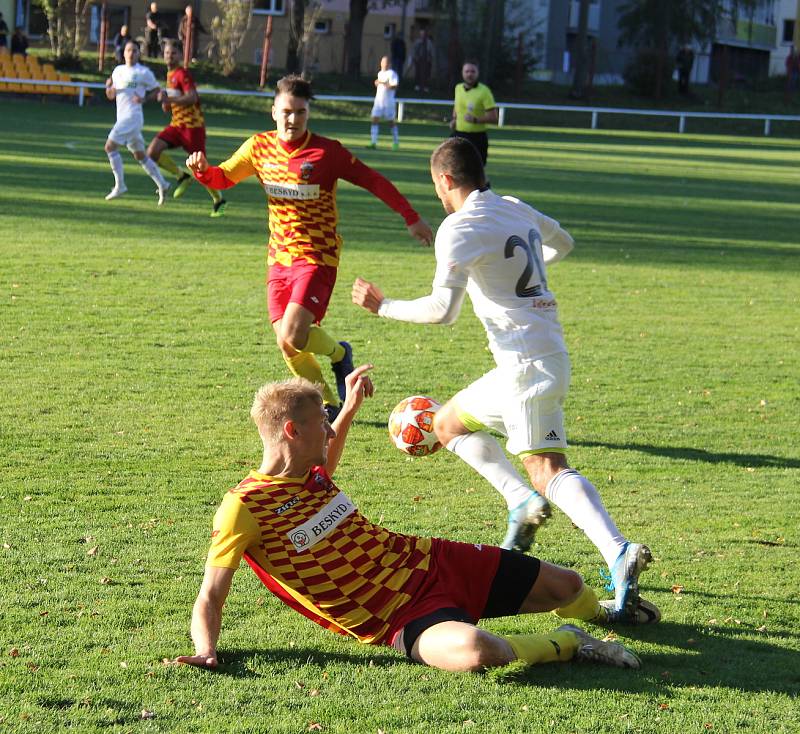 Fotbalisté divizního Frýdlantu nad Ostravicí (žluto-červené dresy) zvítězili v domácím prostředí nad karvinským B týmem 1:0.