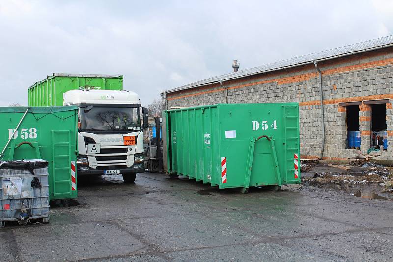 Odvoz první várky nebezpečného odpadu z nelegálního skladu ve Starém Městě.