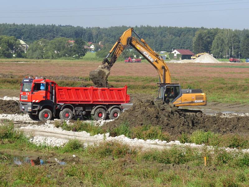 Po dně přehrady Olešné jezdí bagry a postupně ukusují sedimenty, které se tam za více než 50 let usadily.