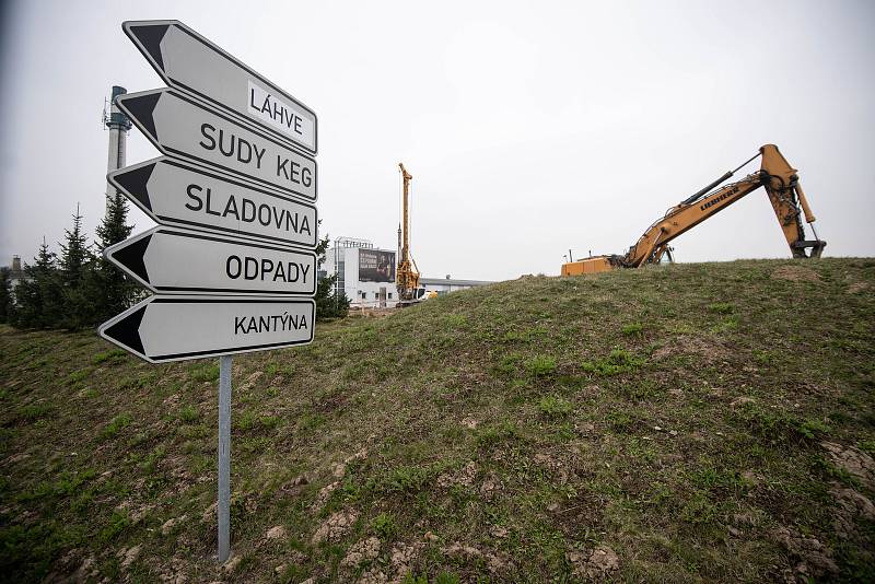 Slavnostním poklepáním na základní kámen v pivovaru Radegast. Zahájení stavby nové plechovkové linky, 22. března 2019 v Nošovicích.