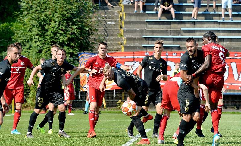 Třinečtí fotbalisté (v červeném) remizovali s Brnem 1:1.