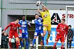 Třinečtí fotbalisté (v červeném) remizovali se Znojmem 1:1.