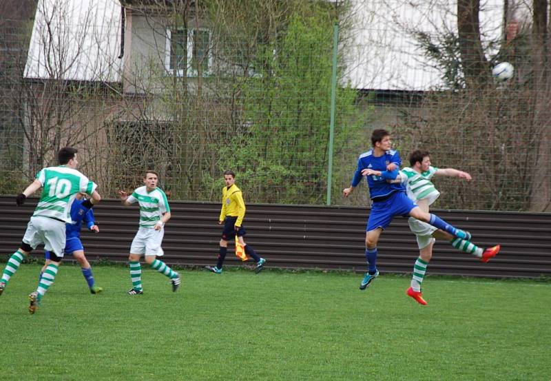 Fotbalisté Dobratic (modré dresy) nakonec na domácím trávníku s Čeladnou remizovali 3:3, když vyrovnávací branku inkasovali v poslední minutě. 