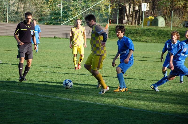 Duel o první místo v I. B třídě mezi Dobraticemi (modré dresy) a Pískem přinesl osm branek. Z výhry 5:3 se nakonec radovali domácí.