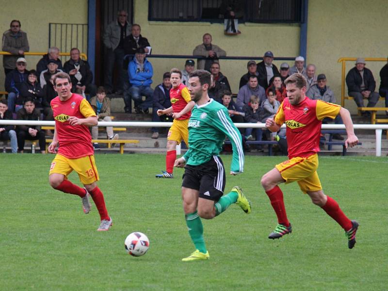 Divizní fotbalisté Frýdlantu (v červeném) si s chutí proti Jeseníku zastříleli.