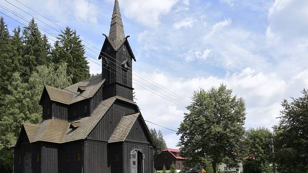 Netypický kostelík v severské architektuře v Bílé v Beskydech.