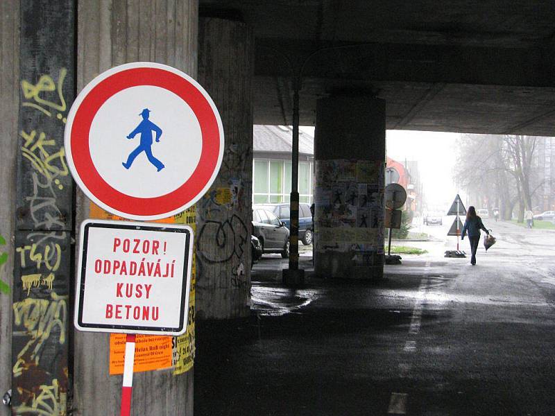 Na nebezpečí upozorňují chodce značky pod mostem, který spojuje Frýdek s Místkem.