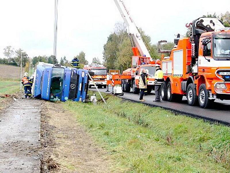 Havárie kamionu v Bludovicích, místní části Nového Jičína, uzavřela v úterý dopoledne na několik hodin silnici mezi Novým Jičínem a Hodslavicemi.