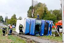 Havárie kamionu v Bludovicích, místní části Nového Jičína, uzavřela v úterý dopoledne na několik hodin silnici mezi Novým Jičínem a Hodslavicemi.