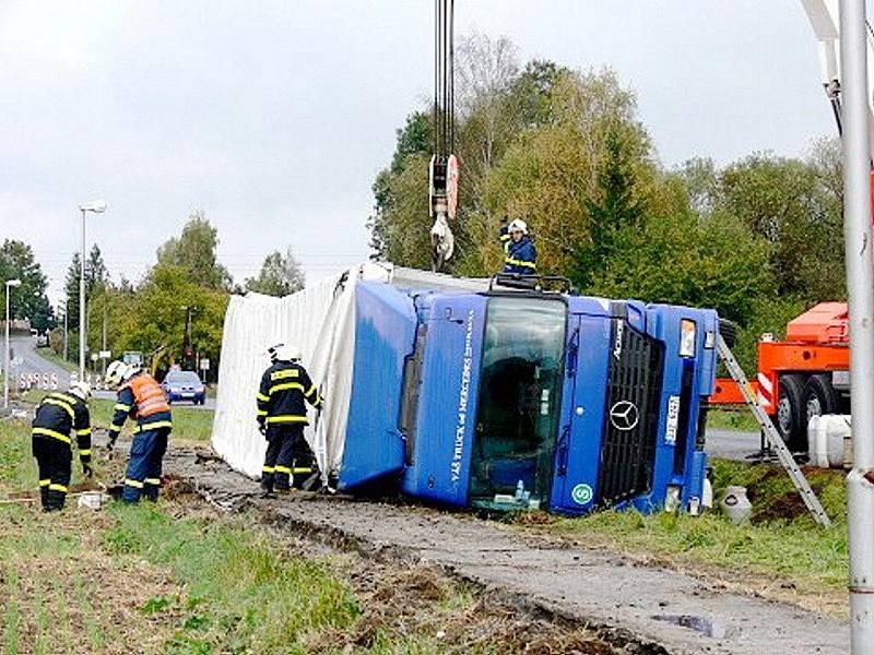 Havárie kamionu v Bludovicích, místní části Nového Jičína, uzavřela v úterý dopoledne na několik hodin silnici mezi Novým Jičínem a Hodslavicemi.