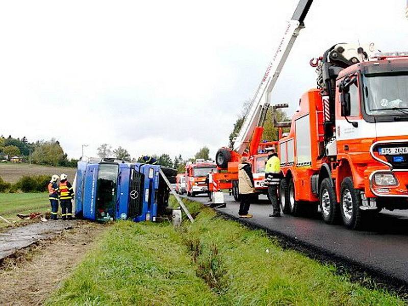 Havárie kamionu v Bludovicích, místní části Nového Jičína, uzavřela v úterý dopoledne na několik hodin silnici mezi Novým Jičínem a Hodslavicemi.