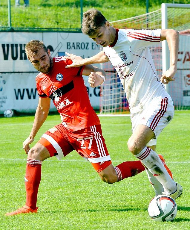 Třinečtí fotbalisté (v červeném) znovu před domácími fanoušky zaváhali, když tentokráte nestačili na exligovou Sigmu Olomouc 1:2. 