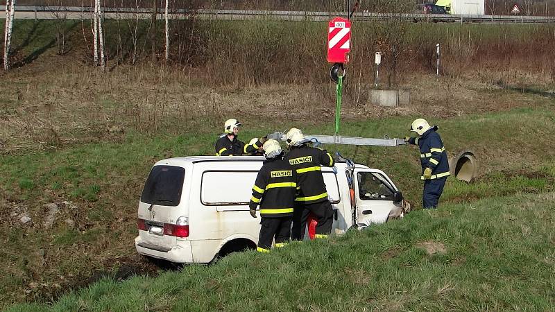 Dodávka plná knedlíků, určena k rozvozu do několika okolních jídelen, skončila v pondělí 22. dubna ráno nedaleko obce Staříč v místním potoce. 