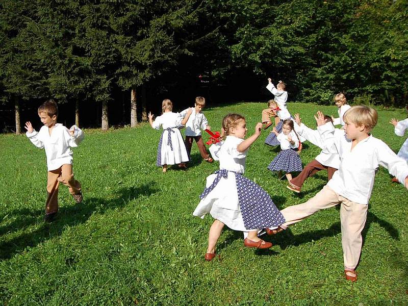 Dětský folklorní soubor Ostravička pod vedením zakladatelů Marie a Stanislava Novákových.