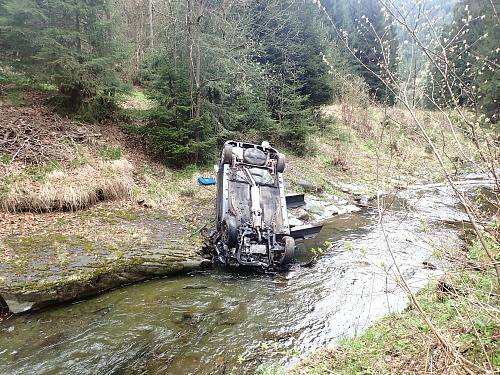 Tři jednotky profesionálních hasičů, včetně vyprošťovacího speciálu, zasahovaly v sobotu odpoledne v  Morávce, kde skončil osobní automobil Mercedes na střeše na okraji horského potoka.