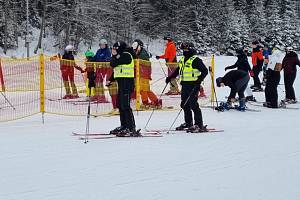 Policejní lyžařské hlídky v Beskydech a Jeseníkách.