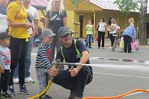 Oslavu Dne dětí ve Vendryni připravili místní hasiči, kterým u jednoho stanoviště pomohli kolegové z Bystrice.