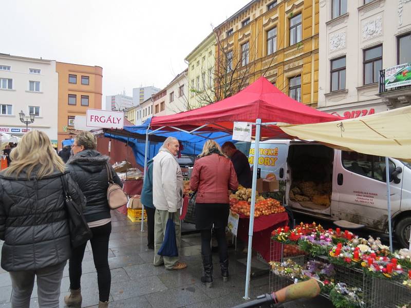 Farmářský trh na náměstí Svobody v Místku. 