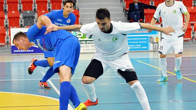 Futsalisté Třince (v bílém) zdolali na domácí palubovce celek Vítkovic 5:1. 