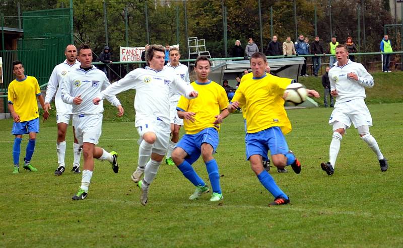 Kozlovičtí fotbalisté (žluté dresy) dokázali domácí duel s Jakubčovicemi zvrátit po změně stran.