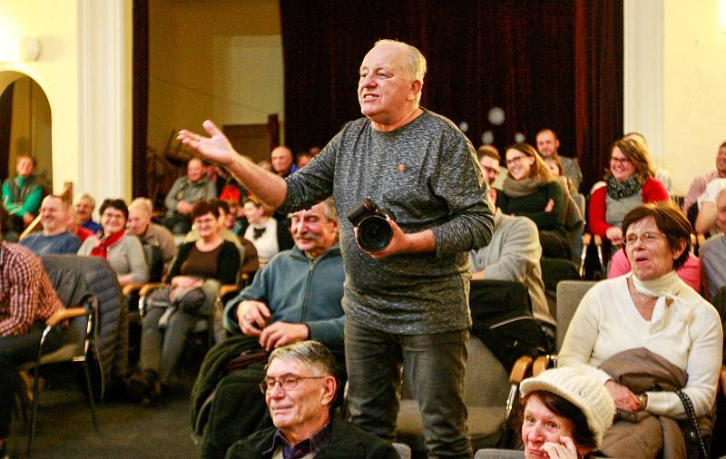 Kandidát na prezidenta ČR Jiří Drahoš se svou manželkou na návštěvě v rodném Jablunkově.