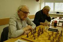 Brzy stoletý Karel Koval je stále aktivní a myslí mu to. A to nejen u šachů, které hraje závodně. Foto: archiv Karla Kovala