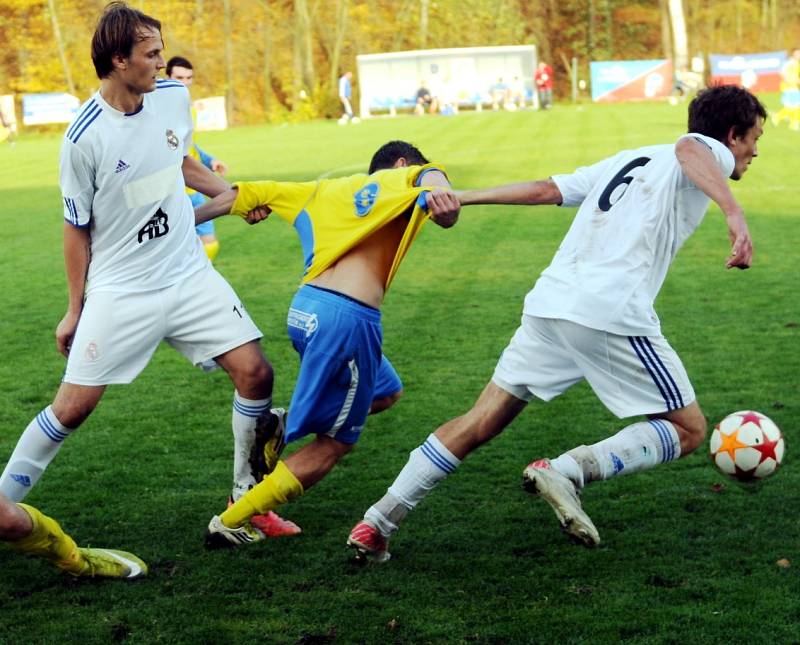 Lískovečtí fotbalisté (bílé dresy) domácí duel se Šumperkem zvládli na jedničky, když vyhráli 4:0.