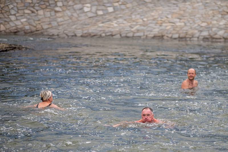 Příznivci otužování se pravidelně celou zimní sezonu scházejí třikrát týdně u jezu, aby si zaplavali ve studené řece Ostravici ve Frýdku-Místku.