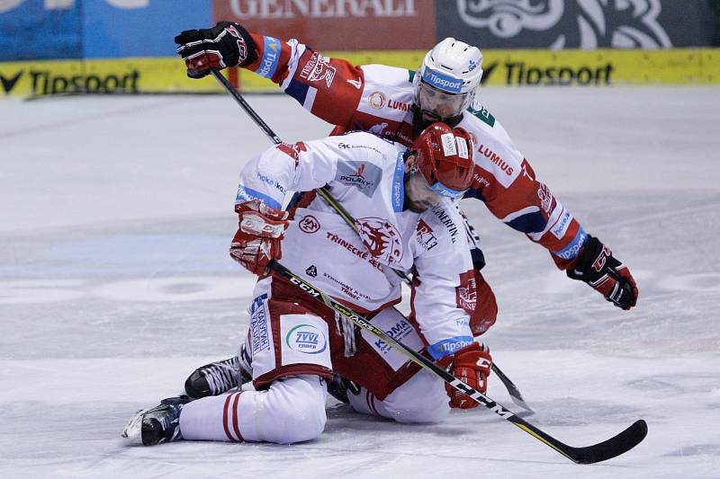 Hokejové utkání Tipsport extraligy v ledním hokeji mezi HC Dynamo Pardubice (červenobílém) a HC Oceláři Třinec (v bíločerveném).