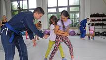 Brazilské jiu-jitsu přilákalo do tělocvičny oddílu GB Draculino desítky dětí. Trenéři návštěvníky naučili základy tohoto bojového umění a také chvaty, které lze využít v sebeobraně. 