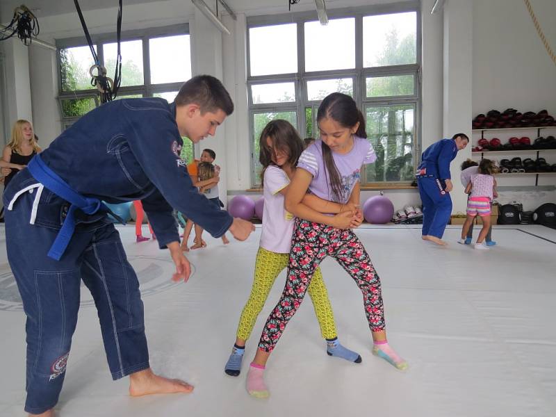 Brazilské jiu-jitsu přilákalo do tělocvičny oddílu GB Draculino desítky dětí. Trenéři návštěvníky naučili základy tohoto bojového umění a také chvaty, které lze využít v sebeobraně. 