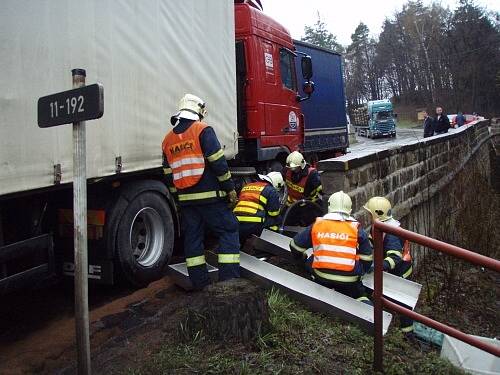 Čtyři jednotky hasičů, včetně dvou vyprošťovacích speciálů, zasahovaly ve středu 2. dubna u nehody dvou litevských a jednoho českého kamionu, které se střetly v esovité zatáčce v Jablunkově nedaleko zdejšího sanatoria. 