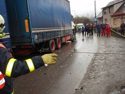 Čtyři jednotky hasičů, včetně dvou vyprošťovacích speciálů, zasahovaly ve středu 2. dubna u nehody dvou litevských a jednoho českého kamionu, které se střetly v esovité zatáčce v Jablunkově nedaleko zdejšího sanatoria. 