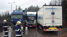 Čtyři jednotky hasičů, včetně dvou vyprošťovacích speciálů, zasahovaly ve středu 2. dubna u nehody dvou litevských a jednoho českého kamionu, které se střetly v esovité zatáčce v Jablunkově nedaleko zdejšího sanatoria. 