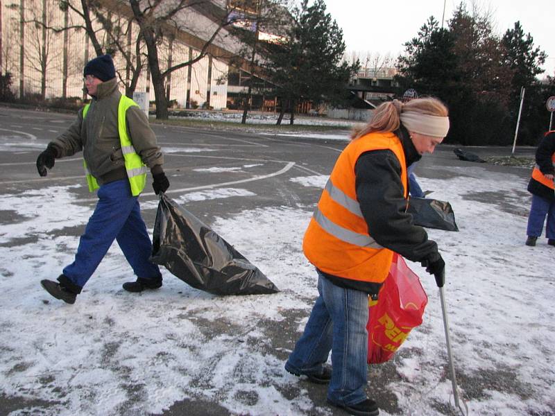 Úklid po silvestrovských a novoročních oslavách u frýdecko-místecké sportovní haly.