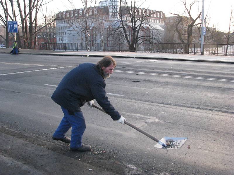 Úklid po silvestrovských a novoročních oslavách u frýdecko-místecké sportovní haly.