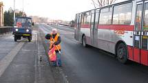 Úklid po silvestrovských a novoročních oslavách u frýdecko-místecké sportovní haly.