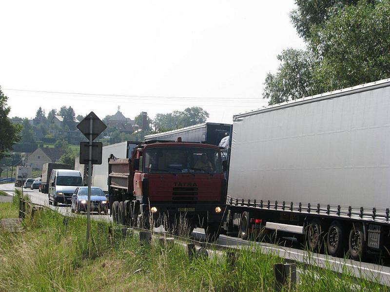 Hlavní tah v Neborech. Už 7. července zde měla začít tříměsíční oprava mostku, ŘSD ale tento termín zrušilo. Akci spustí nejdříve po prázdninách.