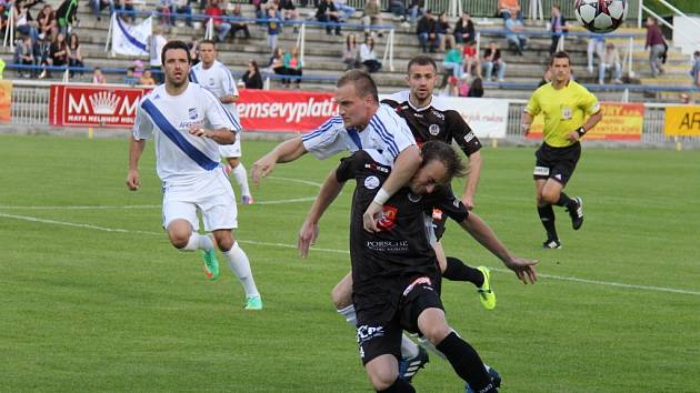 Valcíři si vyšlápli na lídra tabulky, když na domácím trávníku porazili hradecké Votroky 3:1. 