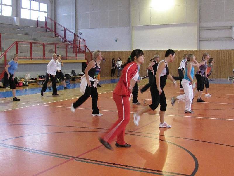 Tělocvična frýdecko-místecké 7. základní školy patřila v sobotu aerobiku. Moderátorkou akce byla 1. vicemiss roku 2007 Eva Čerešňáková.