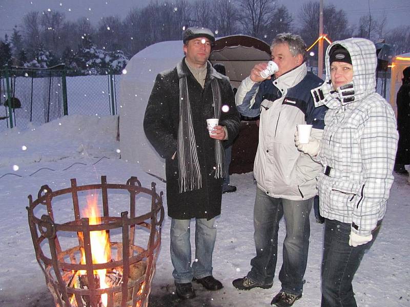 V Bašce v sobotu připravili akci s názvem Vánoční veselé hodování. Přes poměrně silný mráz přišly do areálu kulturního domu stovky lidí. Děti si přišly na své v dílně, kde mohly kreslit a vyrábět vánoční ozdoby.