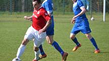 Fotbalisté Lučiny (v červeném) nestačili na svém trávníku na tým z Jablunkova 0:2. 