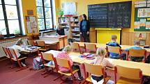 Základní škola ve Starých Hamrech patří k nejmenším v Česku. Děti tady tvoří jednu velkou rodinu.
